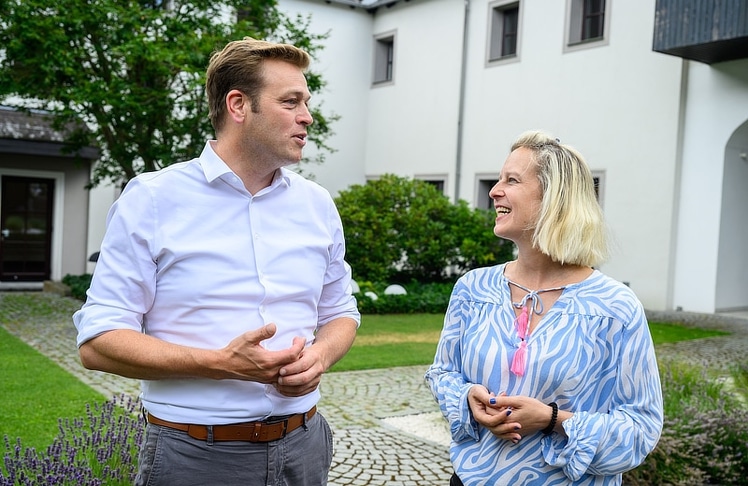Der oberösterreichische KlimaschutzLandesrat Stefan Kaineder und Alexandra Stief, Franchisenehmerin bei McDonald´s Österreich.