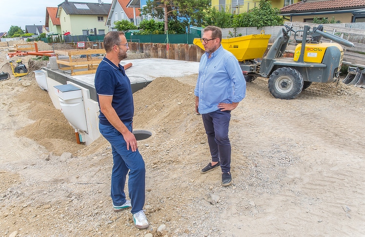 Björn Lipski (links) und Friedrich Csörgits bei der Besichtigung des Areals © LEADERSNET/D. Mikkelsen