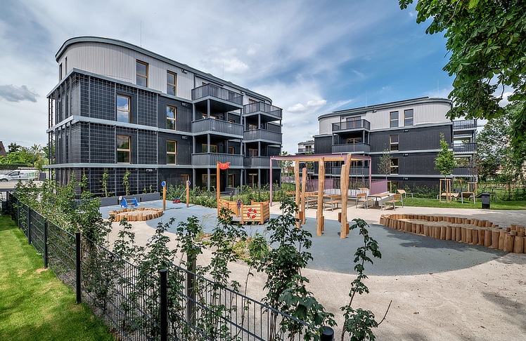 Zu der Ausstattung des Projekts gehören u.a. auch großzügige Grünflächen mit Sitzgelegenheiten und zwei Kinderspielplätze © Stefan Seelig
