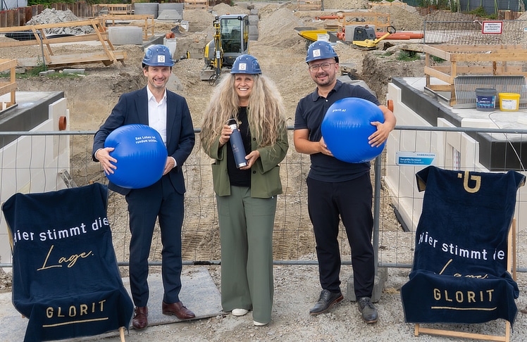 V.l.n.r.: Patrick Kloihofer, Andrea Höllbacher und Jasmin Fejzic (alle Glorit) bei der Grundsteinlegung © Glorit