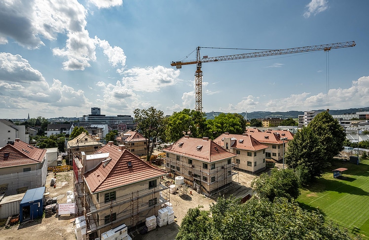 In der Sintstraße 7-33 entstehen bis 2027 zehn Maisonettewohnungen, sechs Einfamilienhäuser sowie drei Neubauten mit 37 Wohnungen © weissbild