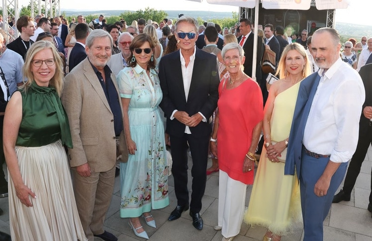 V.l.n.r.: Leonore Gewessler, Johannes Hahn, Susanne Riess-Hahn, Alfons Haider, Trixi Schuba und Julia & Hans-Peter Doskozil.