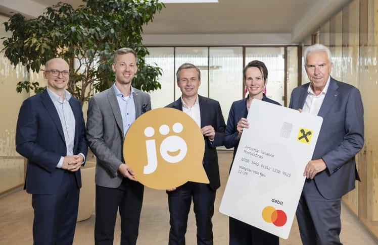 V.l.n.r.: Nikolai Scheurecker und Alexander Merklein (Geschäftsführer Jö Bonus Club), Martin Hauer (Generaldirektor Raiffeisen NÖ-Wien), Hermine Hummel (Geschäftsleiterin Raiffeisenbank im Thayatal) und Andreas Korda (Obmann Geschäftsleitervereinigung Niederösterreich und Geschäftsleiter Raiffeisenbank Korneuburg).