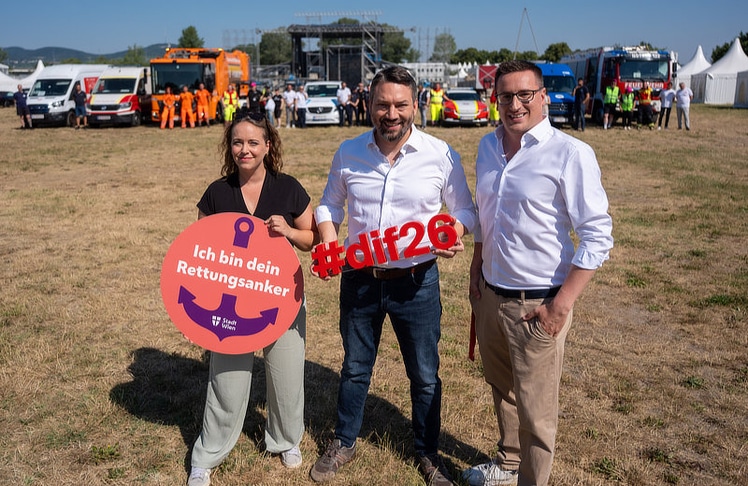V.l.n.r.: Julia Healy (Co-Geschäftsführerin Pro Event Team für Wien und Projektleiterin Donauinselfest), Jörg Neumayer (DIF-Veranstalter und Landesparteisekretär der SPÖ Wien) und Josef Wiedenhofer (Co-Geschäftsführer Pro Event Team für Wien und Projektleiter Donauinselfest) bei den Aufbauarbeiten.