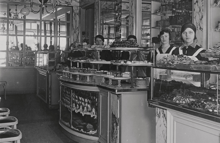 Es gab zahlreiche Kaffeehäuser und Konditoreien lange vor Aida. Wien war schon damals eine Stadt der Kaffeehauskultur, der Mehlspeisen und des Konditorhandwerks. Die eigentliche Pionierleistung von Josef Prousek lag jedoch darin, diese Kultur unter einer gemeinsamen Marke an mehreren Standorten für jedermann erlebbar zu machen.  © Aida