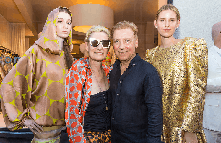Sonja Jürgens (2te l.) und Designer Atıl Kutoğlu gemeinsam mit zwei Models beim großen Opening des neuen Flagship-Stores. 