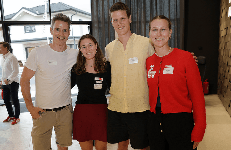 V.l.n.r.: Andreas Gradinger (Sporthilfe) mit Katharina Nagler (Rudern), Vitus Haider und Greta Haider (Rudern)