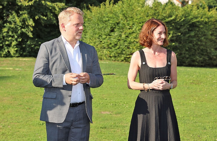 Die Gastgeber:innen Nikolaus Koller (Geschäftsführer Österreichische Medienakademie) und Silvia Polan (Corporate Affairs & Communication Director, JTI Austria).