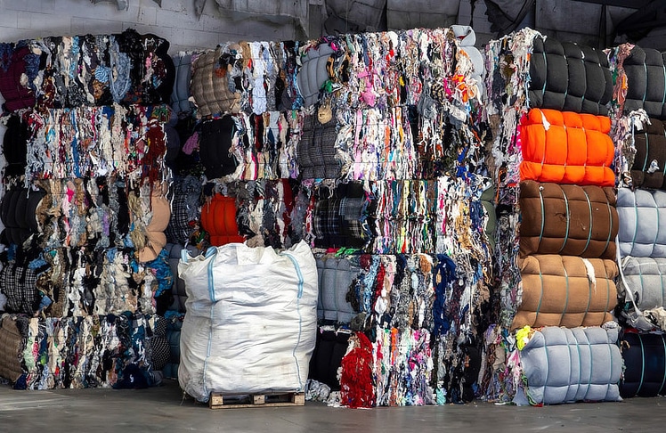 In Österreich kommen jährlich rund 213.000 Tonnen Textilabfälle zusammen, von denen ein Großteil nach wie vor im Restmüll landet. (Symbolbild) © iStock/joruba 