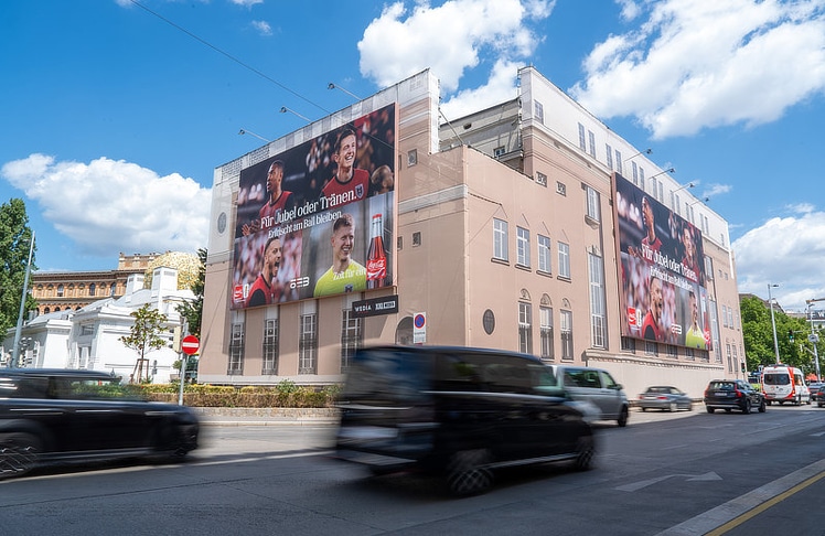 Coca-Cola eröffnete den neuen Werbestandort am Wiener Naschmarkt mit seiner WM-Kampagne "Jubel oder Tränen".