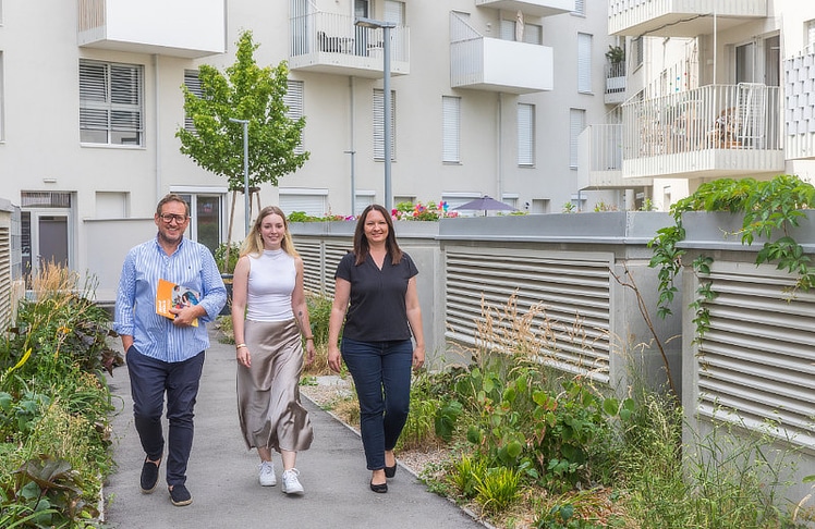 V.l.n.r.: LEADERSNET-Immobilien-Herausgeber Friedrich Csörgits mit Junior-Projektentwicklerin Christina Bardach und Verkaufsberaterin Sandra Kuthy von Mischek bei der Grätzel-Tour. 