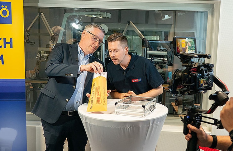 Rechtsanwalt Markus Mayer und Moderator Roman Kreid öffneten den Umschlag.