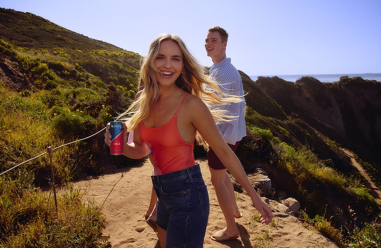 Gedreht und fotografiert wurde an der Malibu-Küste in Kalifornien.