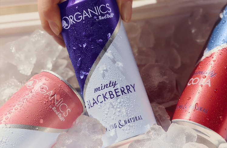 Organics Minty Blackberry kombiniert eine fruchtig-blumige Brombeernote mit einem Hauch Minze.