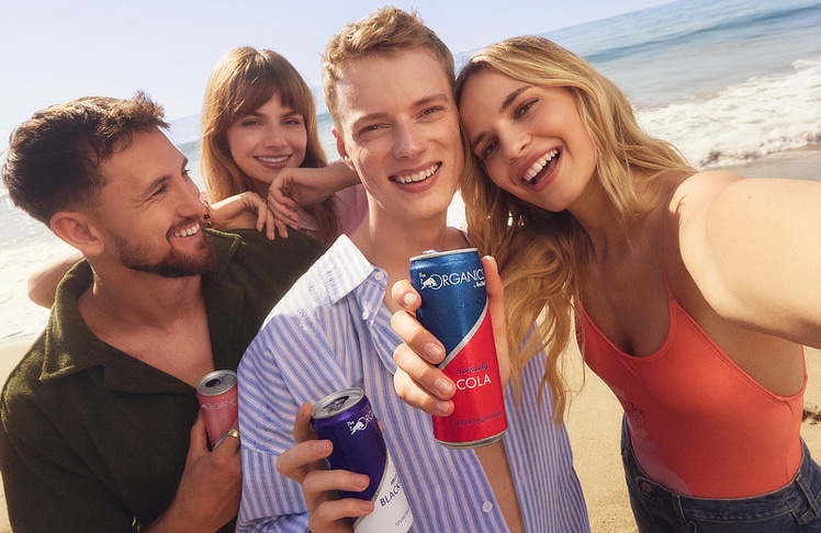 Als Gesichter der Kampagne fungieren (v.l.n.r.) Red-Bull-Athlet Leon Glatzer, Organics-Markenbotschafterin und Ex-GNTM-Kandidatin Katharina sowie die zwei neue gecasteten Models aus der Germany's Next Topmodel Staffel 2026 Luis und Anna.