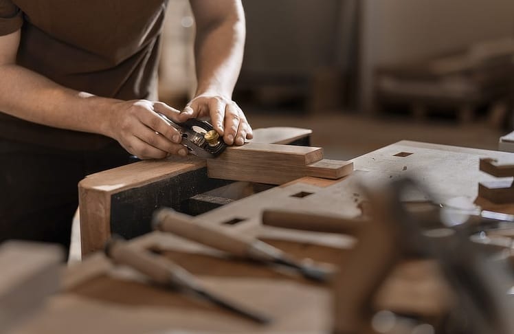 Welchen Wert hat Handwerk im Zeitalter von Digitalisierung und KI? aehre hat mit Unternehmer:innen
gesprochen, die mit ihrem Handwerk auch in herausfordernden Zeiten
wirtschaftlich bestehen. Mittel zum Erfolg: ein Material,
das die Jahre überdauert.
