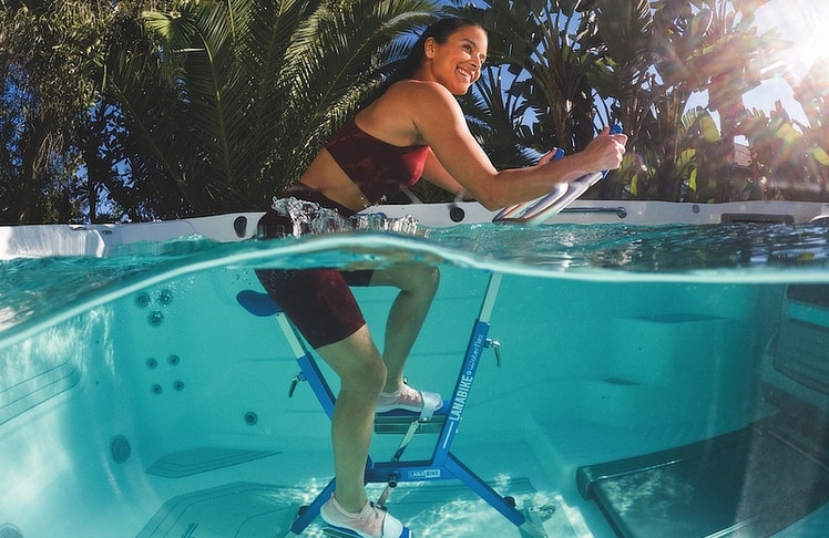 Ein Endless Pool ist eine luxuriöse Kombination aus Gegenstrom-Schwimmbecken und Whirlpool. ® Gegenstromanlage© HotSpring