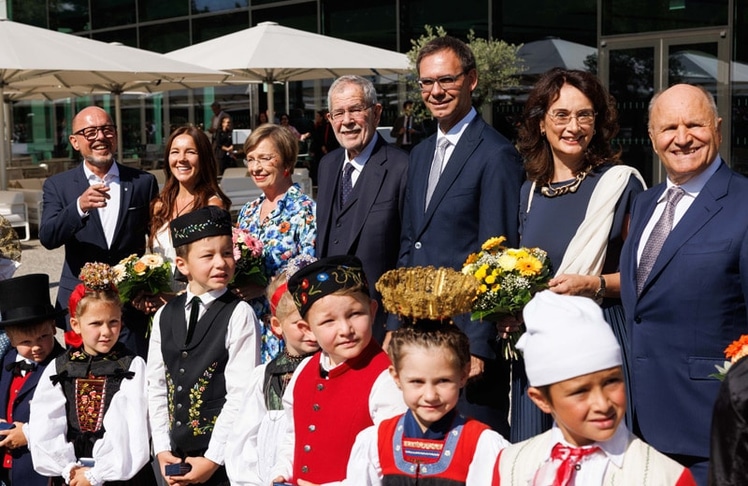 V.l.n.r.: Michael Ritsch & Lebensgefährtin Elena, Doris Schmidauer & Alexander Van der Bellen, Markus Wallner & Gattin Sonja sowie Hans-Peter Metzler vorm Einzug ins Festspielhaus. © Peter Lechner/HBF 