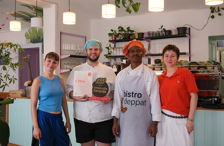 Rupert Tömböl (2ter v.l.) und sein Team vom Lokal "bistro deppat" konnten die Community überzeugen und sich den ersten Platz in der Kategorie "Café" sichern. 