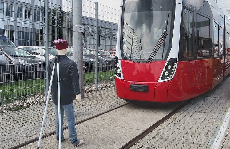 Das COMPAS-Assistenzsystem erkennt Hindernisse im Gleisbereich und warnt Straßenbahnfahrer:innen vor möglichen Kollisionen.