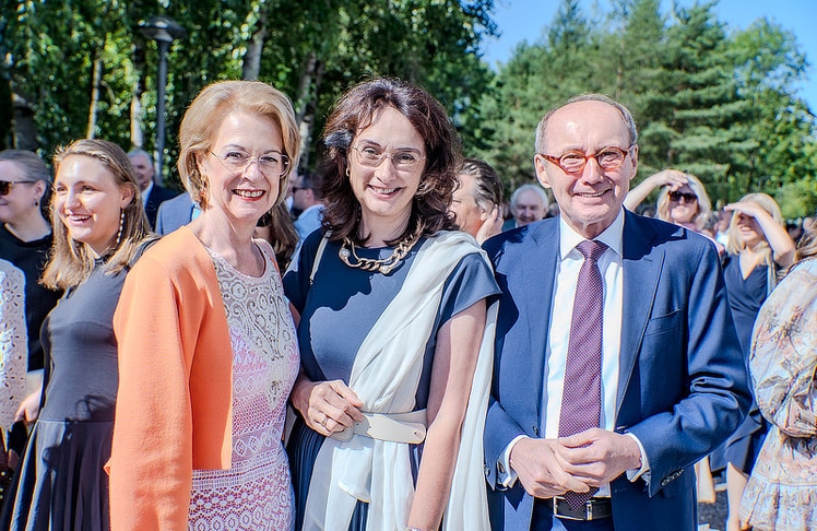 V.l.n.r.: Christa Karas, Sonja Wallner und Othmar Karas. © LEADERSNET / A. Rieck