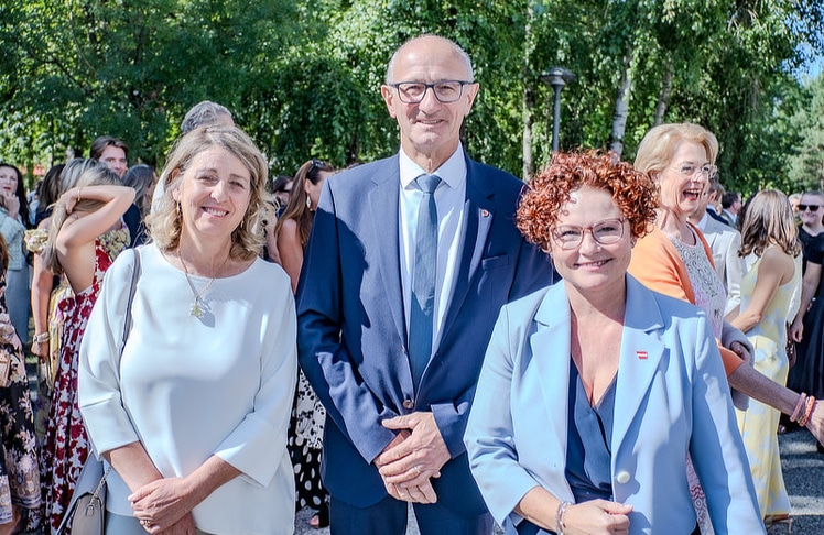 V.l.n.r.: Daniela und Anton Mattle mit Elisabeth Zehetner. © LEADERSNET / A. Rieck