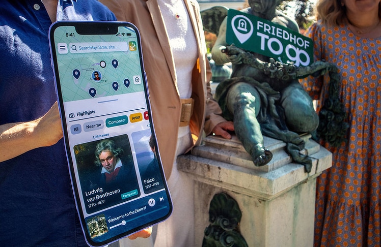 Der neue Guide bietet Audiobeiträge in 20 Sprachen, thematische Rundgänge, Navigation am Gelände sowie eine Chatfunktion für Fragen zu Grabstätten und Geschichte.