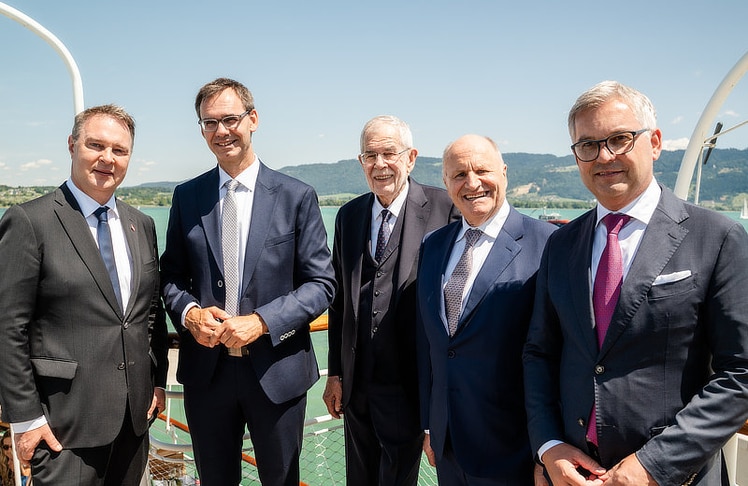 V.l.n.r.: Andreas Babler (Vizekanzler), Markus Wallner (Landeshauptmann Vorarlberg), Alexander Van der Bellen (Bundespräsident), Hans-Peter Metzler (Festspielpräsident) und Magnus Brunner (Kommissar für Inneres und Migration der Europäischen Union).