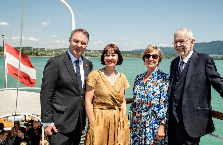 V.l.n.r.: Andreas Babler (Vizekanzler) mit Ehefrau Karin Blum, sowie Doris Schmidauer (First Lady) und Alexander Van der Bellen (Bundespräsident).