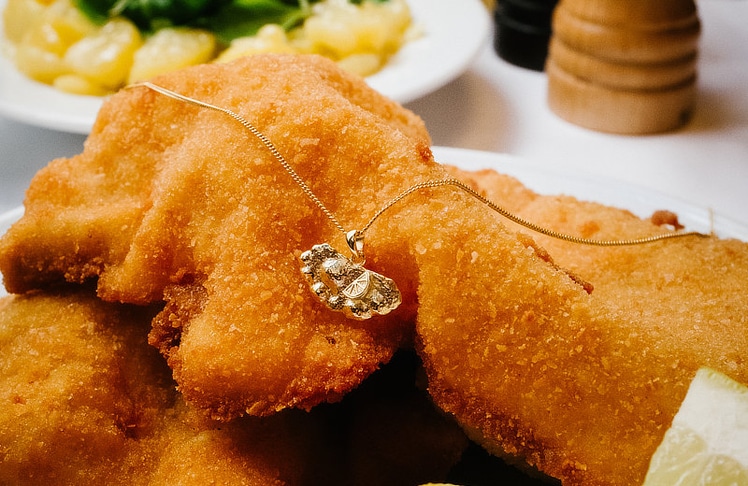 Der filigrane Anhänger wird von Hand gefertigt und ist aus Gold Vermeil gearbeitet.