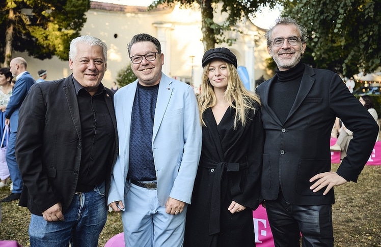 V.l.n.r.: Grünen-Politiker Hans Arsenovic, Intendant Karl-Michael Ebner, Sängerin Zoë Straub und Christof Straub