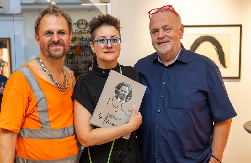 Philipp Hochmair, Galerieleiterin Manuela Schlossinger und Galerist Helmut Reinisch