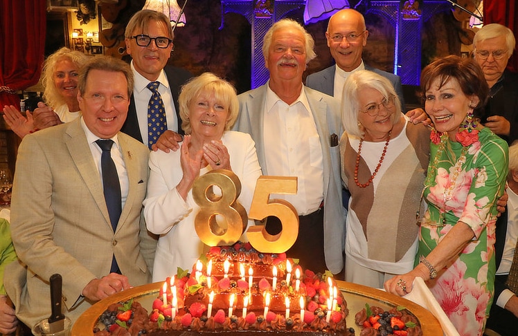 V.l.n.r.: Peter Widholz (Präsident der Johann Strauss-Gesellschaft Wien), Marchfelderhof-Hausherr Peter Großmann, Schauspielerin und Preisträgerin Helga Papouschek, Schauspieler Gerhard Ernst, Dompfarrer Toni Faber, Kammerschauspielerin Marianne Nentwich und Kabarettistin Edith Leyrer. © Conny de Beauclair