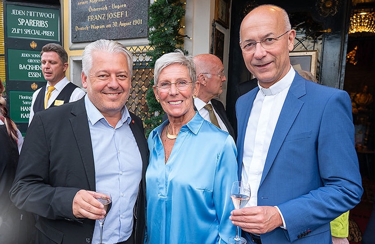 V.l.n.r.: Politiker Hans Arsenovic, Ex-Olympiasiegerin Trixi Schuba und Dompfarrer Toni Faber. © Andreas Tischler