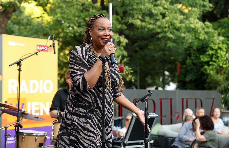 Soul-Sängerin Stella Jones gab gemeinsam mit ihrer Band Radio-Wien-Hits zum Besten.