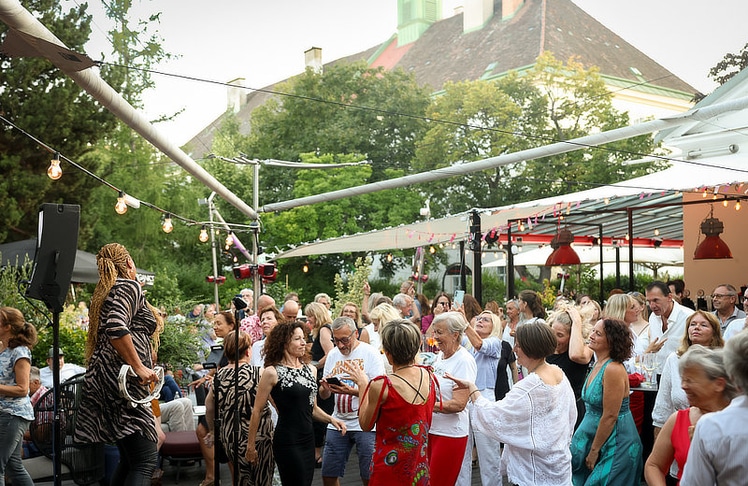 Die sommerlichen Klänge zogen zahlreiche Besucher:innen auf die Tanzfläche.