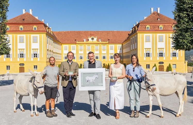 V.l.n.r.: Eselstute Lara, Emely Hanke (Tierpflegerin auf Schloss Hof), Andreas Minnich (Abgeordneter zum Nationalrat), Klaus Panholzer (CEO/Geschäftsführer der Schönbrunn Group), Patricia Liebermann (Leiterin Philatelie bei der Österreichischen Post), Katharina Tschann (zoologische Leiterin der Tierwelt auf Schloss Hof & Präsidentin des Vereins zur Erhaltung der Weißen Barockesel) und Eselstute Anneliese.