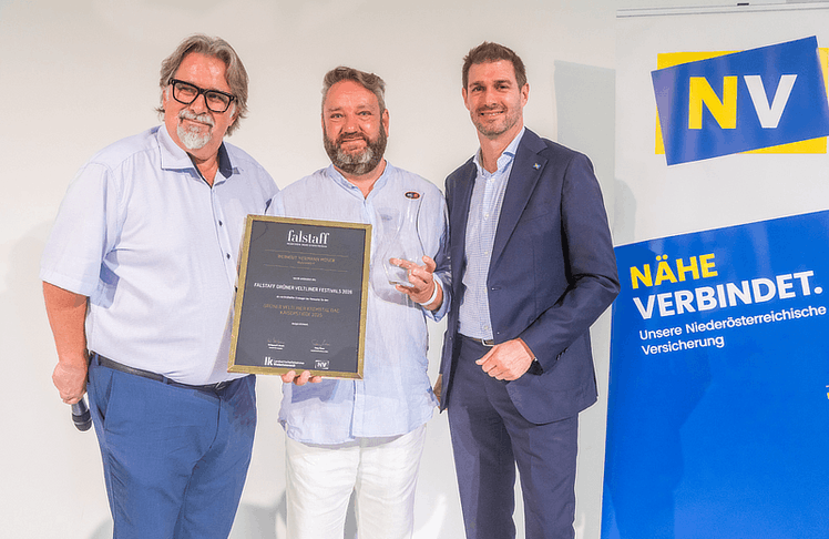 V.l.n.r.: Peter Moser (Chefredakteur Wein Falstaff),  Martin Moser (Weingut Hermann Moser – Gewinner GV Kremstal DAC Kaiserstiege) und  Stefan Wukovitsch (Vorstandsdirektor Niederösterreichische Versicherung)