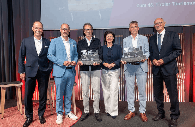 V.l.n.r.: Markus Hildmann von der Hypo Tirol Bank, Tourismuslandesrat Mario Gerber, Franz Tschiderer, Tirol Werbung-Geschäftsführerin Karin Seiler, Swarovski Kristallwelten-Geschäftsführer Stefan Isser und Tirols Landeshauptmann Anton Mattle 