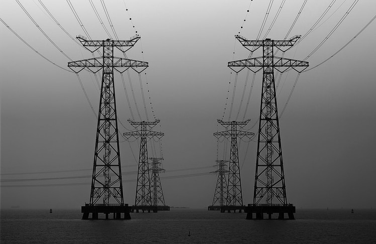Keine Kommunikation, keine Mobilität, keine Versorgung: Blackouts
werden durch veraltete Infrastruktur, steigende Extremwetterereignisse
sowie Cyber- oder andere Attacken in Europa zunehmend zur realistischen
Bedrohung. 