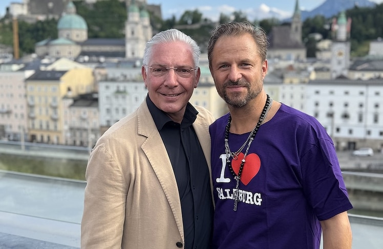 V.l.n.r.: Paul Leitenmüller (CEO Opinion Leaders Network) und Schauspieler Philipp Hochmair. © LEADERSNET / A. Rieck