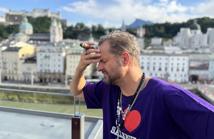 Philipp Hochmair gab 2018 sein Debüt als Jedermann auf dem Salzburger Domplatz – als kurzfristiger Ersatz für Tobias Moretti. © LEADERSNET