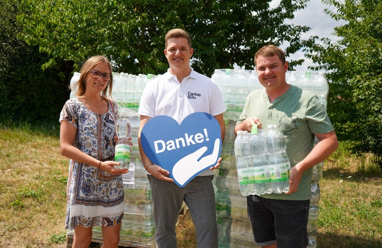V.l.n.r.: Sabrina Wiedenhofer von Waldquelle, Lukas Szigeti, Bereichsleitung Obdach 
& Wohnen Caritas Burgenland und Markus Moors von Waldquelle bei der Übergabe von 
Mineralwasser für die Hitzewelle.