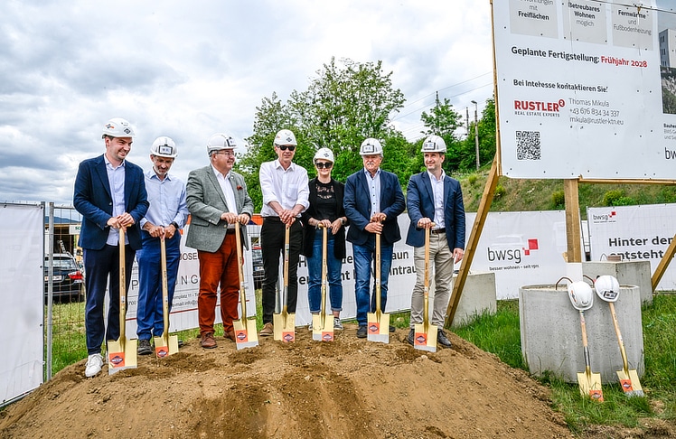 V.l.n.r.: Stadtrat Philipp Strutz, Herbert Friedl (BWSG), Bürgermeister Walter Zemrosser, Stadtamtsleiter Hubert Madrian, Bauamtsleiterin Janine Schmidhofer, Wohnungsstadtrat Klaus Trampitsch und Vizebürgermeister Michael Baumgartner © www.karlheinzfessl.com/agb/Karlheinz Fessl