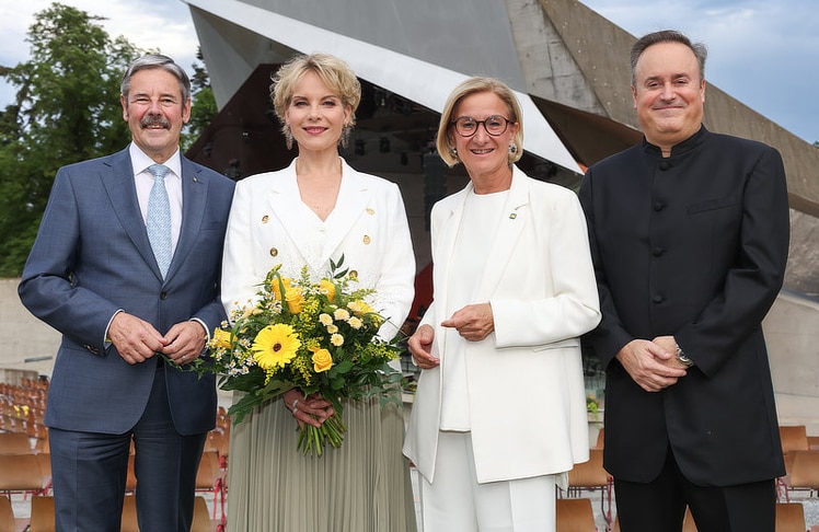 V.l.n.r.: Generalanwalt des Österreichischen Raiffeisenverbandes Erwin Hameseder, Elīna Garanča, NÖ-Landeshauptfrau Johanna Mikl-Leitner und künstlerischer Leiter des Konzerts Karel Mark Chichon.