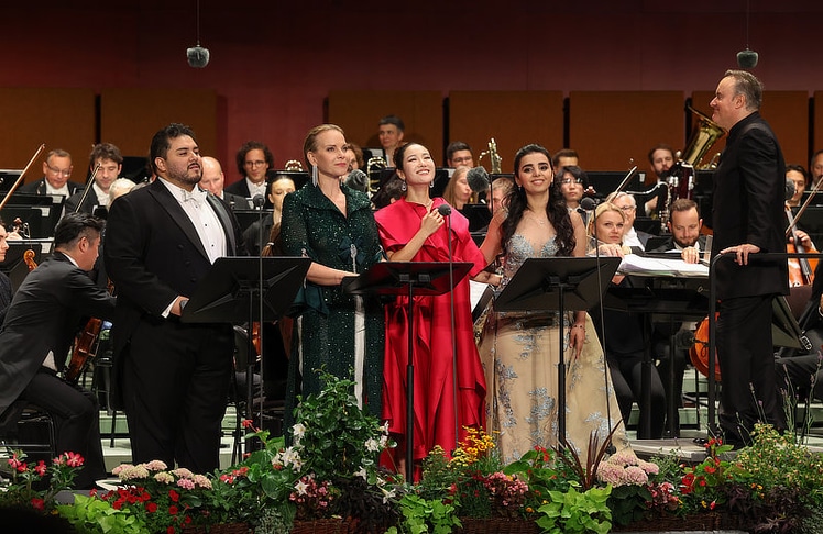 Auf der Bühne zu sehen und zu hören waren unter anderem (v.l.n.r.) der US-amerikanische Tenor Angel Romero, Gastgeberin Elīna Garanča, die südkoreanische Sopranistin Hera Hyesang Park und ZukunftsStimme Günel Shirinova.