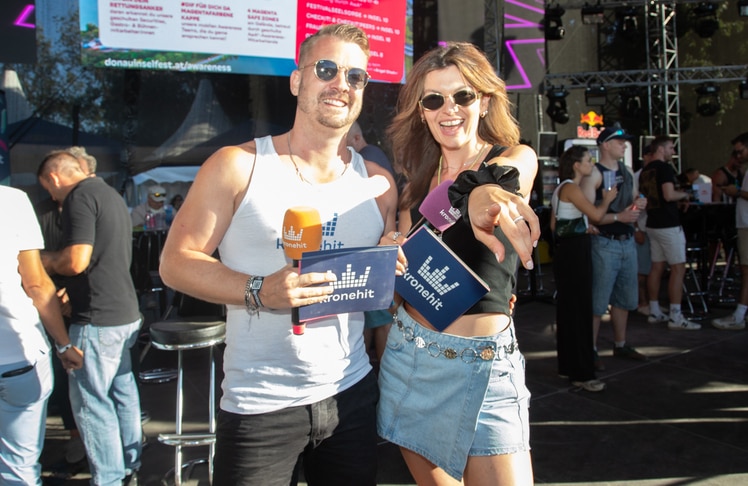 Christian Mederitsch und Jasmin Eder fungierten als Hosts auf der kronehit Bühne. © LEADERSNET / C. M. Stowasser