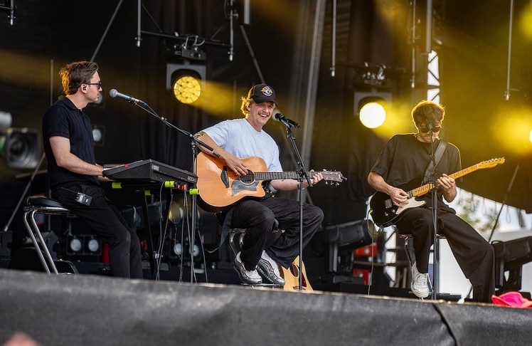 Den Auftakt am Freitag machte das Inklusionskonzert mit Thorsteinn Einarsson (Mitte), der mit seiner Band, bestehend aus Gregor Huber (l.) und Phil Maier, ein Akustik-Set spielte. © Markus Sibrawa