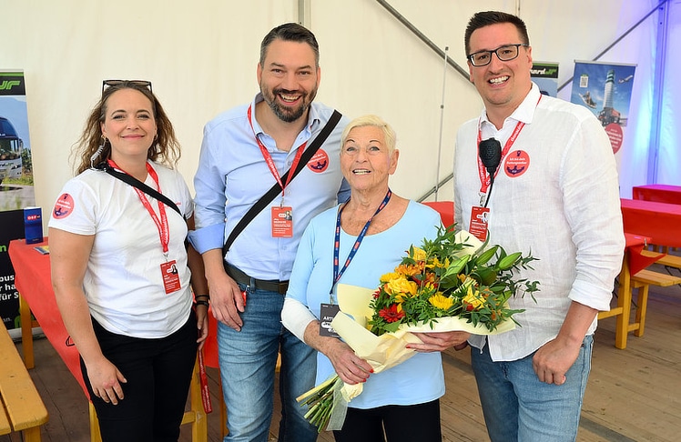 V.l.n.r.: Julia Healy (Co-Geschäftsführerin Pro Event Team für Wien und Projektleiterin Donauinselfest), Jörg Neumayer (DIF-Veranstalter und Landesparteisekretär der SPÖ Wien), Sängerin Jazz Gitti und Josef Wiedenhofer (Co-Geschäftsführer Pro Event Team für Wien und Projektleiter Donauinselfest). © Christian Jobst