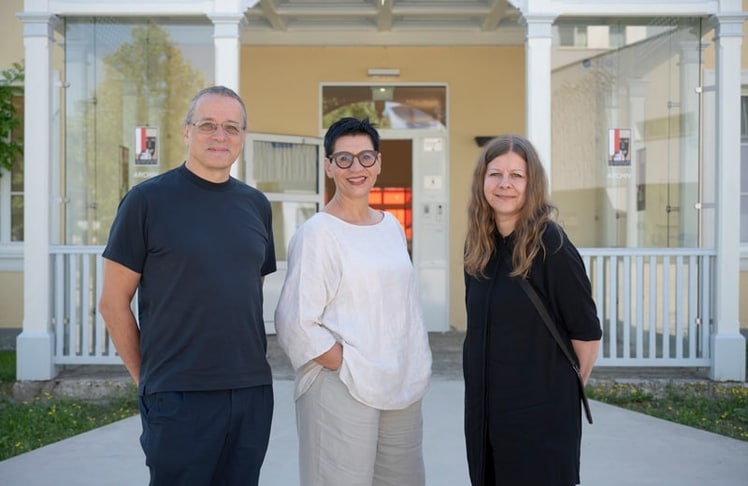 V.l.n.r.: Gerfried Stocker (Künstlerische Leitung und Co-Geschäftsführer Ars Electronica), Margarethe Lasinger (Leitung Archiv der Salzburger Festspiele und Künstlerische Leitung Living Archive) und Claudia Lehmann (Leitung Institut für Open Arts an der Universität Mozarteum) präsentieren The Living Archive. © SF/Jan Friese
